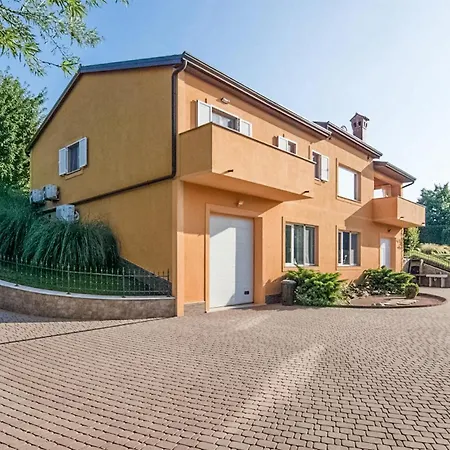 Dom wakacyjny In With Sauna Karojba